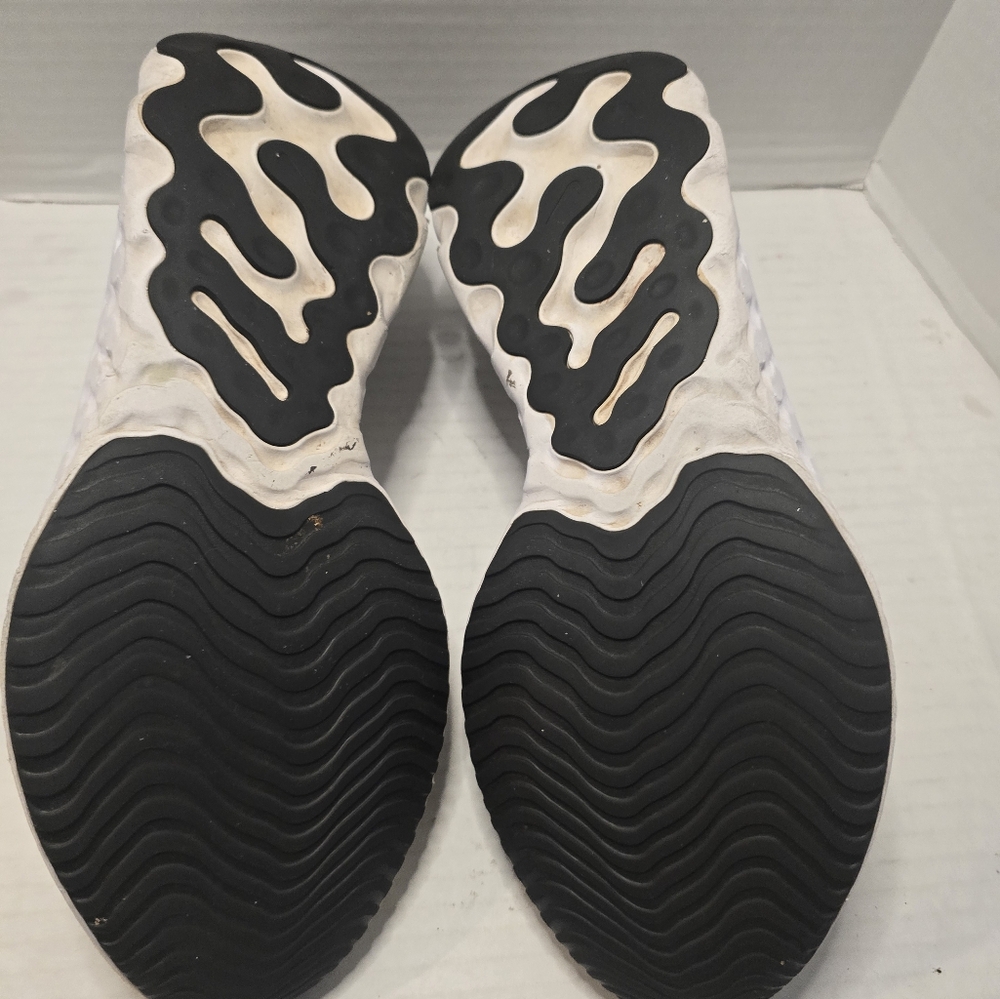 Men running shoes. Nike React Running Shoes - Picture 2 of 6